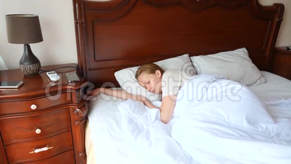女人睡过头后醒来跳下床4k慢动作视频的预览图