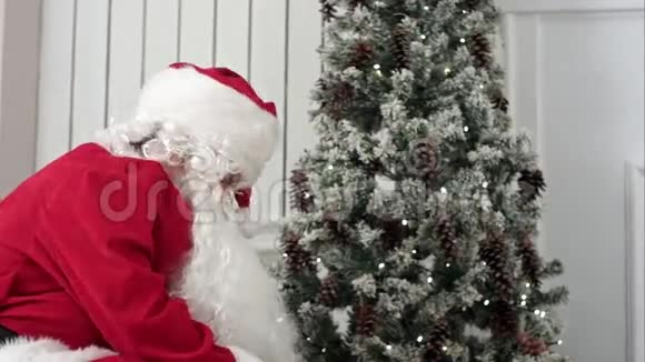 圣诞老人从包里拿出礼物把圣诞树解开视频的预览图