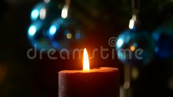 圣诞节晚上蜡烛燃在新年树的背景上视频的预览图