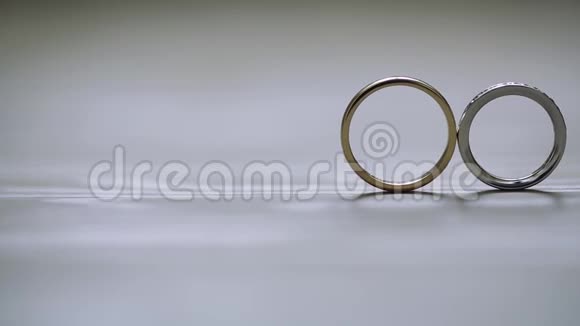 黄金结婚戒指宏观特写镜头耀斑拍摄钻石珠宝视频的预览图