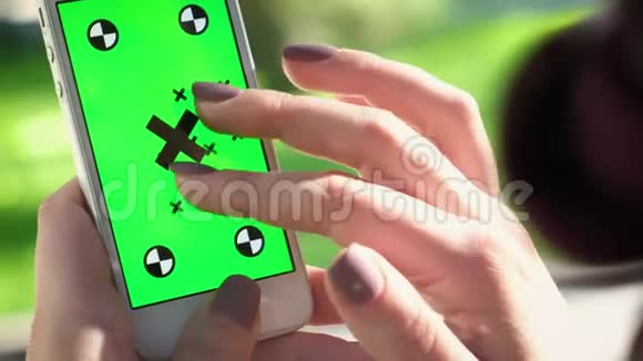 年轻女孩晚上拿着绿色屏幕的智能手机随意的生活方式阳光视频的预览图