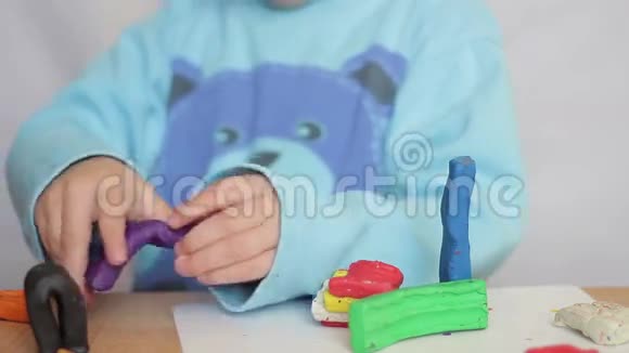 一个小孩的手在桌子上画塑钢画视频的预览图