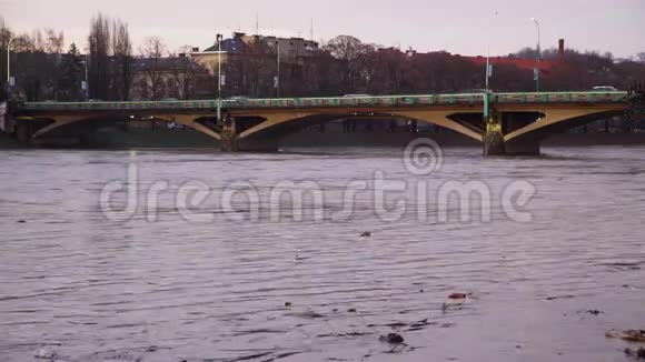 乌克兰乌日戈罗德洪水过后这条河把垃圾从山上运走视频的预览图