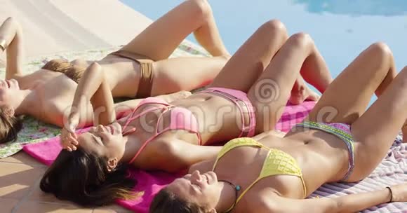 三个身材匀称的年轻女人在日光浴视频的预览图