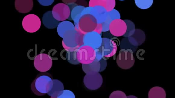 孤立黑色背景下的抽象圆形粒子运动许多粉紫色和蓝色的圆形一组色彩斑斓的斑点4公里视频的预览图
