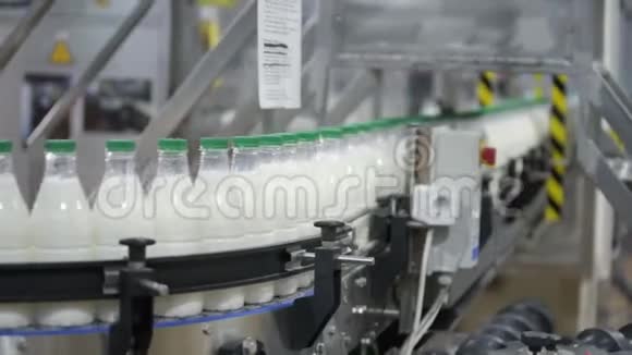 牛奶生产塑料瓶在输送机上运输包装过程视频的预览图