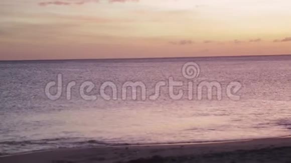 阿鲁巴岛上美丽的紫色日落视频的预览图