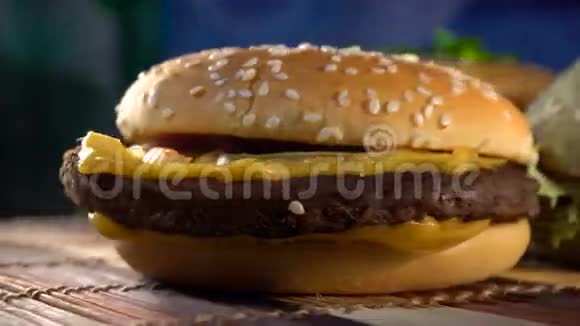 木制桌子上的美味汉堡视频的预览图