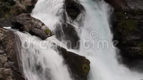在山上瀑布盖朗格斯特兰达挪威视频的预览图
