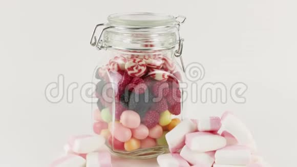 玻璃瓶有许多鲜甜的糖果和棉花糖视频的预览图