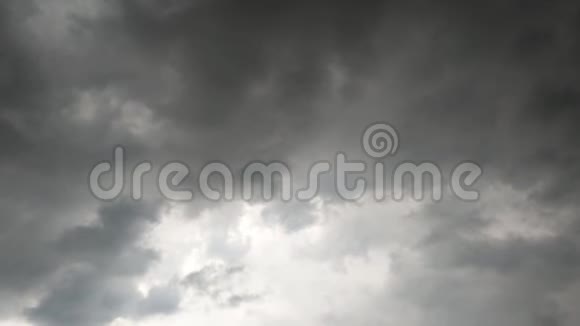 黑雨云在天空中快速移动视频的预览图