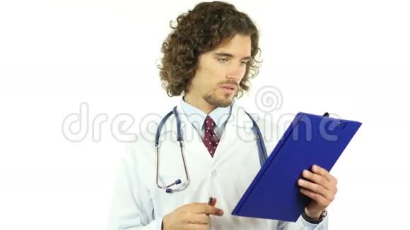 医生在病人的临床病史中书写医疗报告开药视频的预览图