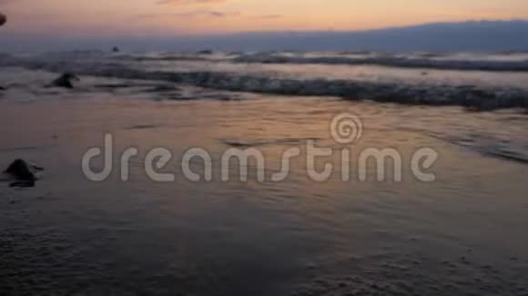 海边美丽的魔法日落视频的预览图