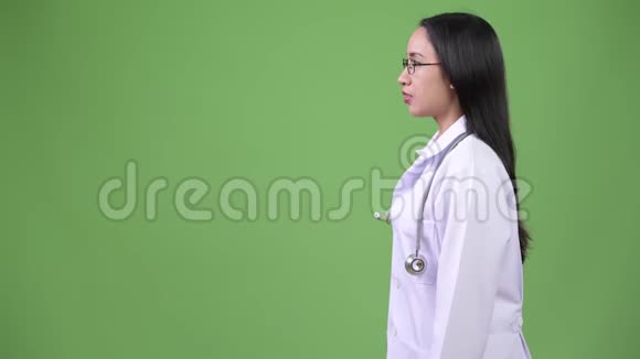 年轻美丽的亚洲女医生微笑的轮廓视频的预览图