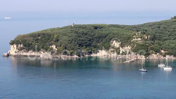 游艇帆在爱奥尼亚海帕尔加视频的预览图