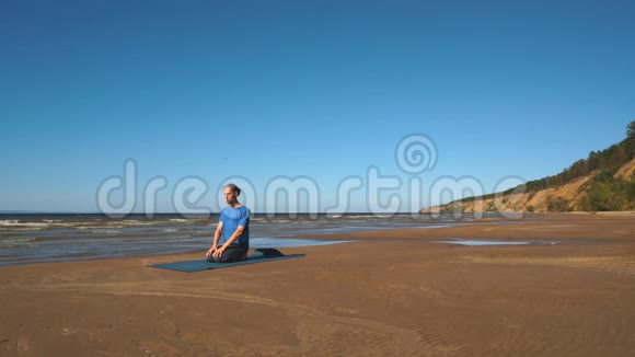 坐在莲花位置的人在海洋前沉思视频的预览图