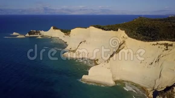 希腊科孚岛德拉斯蒂斯角的空中录像科孚岛美丽的海岸美丽的海洋景观视频的预览图