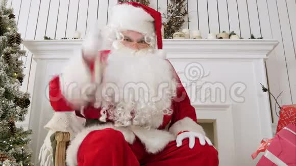 愤怒的圣诞老人用拳头咒骂和威胁视频的预览图