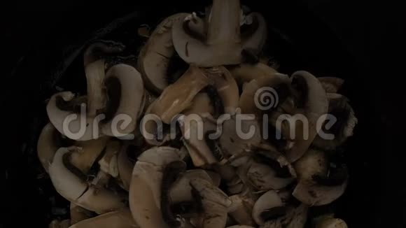 在一个旧的铸铁锅上烤蒜和香葱蘑菇视频的预览图