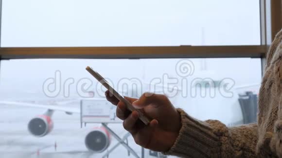 在机场智能手机上输入信息在背景下输入飞机视频的预览图