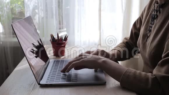 女性在家里用现代笔记本电脑打字视频的预览图