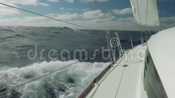 慢动作的海洋视野海浪帆船上的飞溅视频的预览图