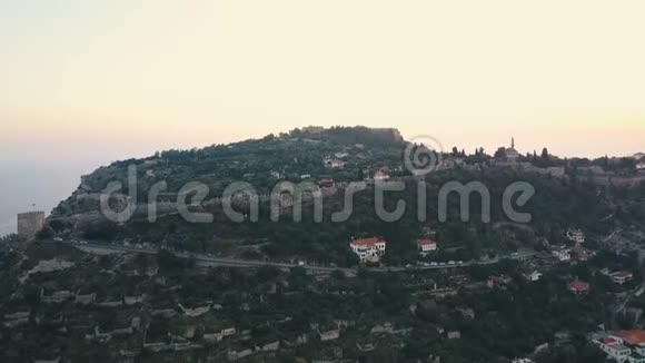 鸟瞰山上的城堡阿拉尼亚山上的城墙视频的预览图