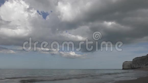 美丽的云过海边的水边视频的预览图