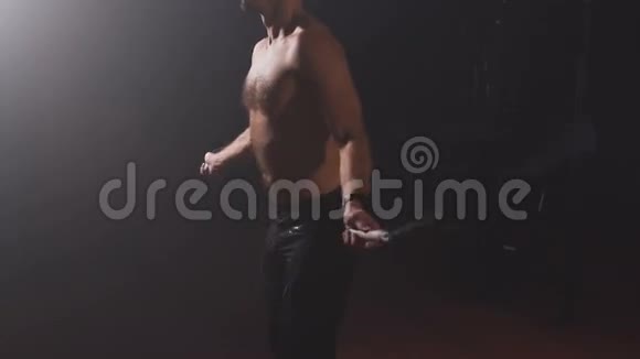 适合无衫男子在健身房跳绳视频的预览图