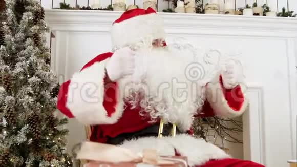 圣诞老人在为照相机说话祝大家圣诞快乐视频的预览图