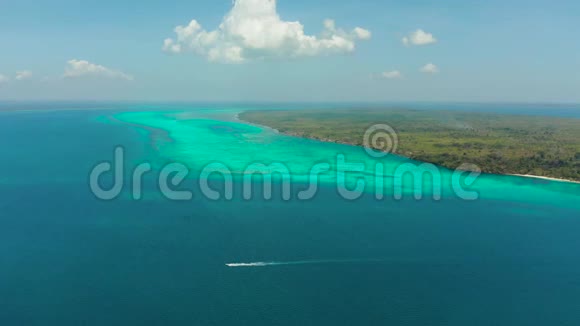 热带岛屿海滩在蓝色的海洋巴拉巴克巴拉望菲律宾视频的预览图