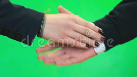 两个人握手特写镜头视频的预览图