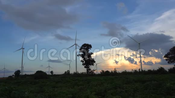 日落时分美丽的大自然中的风力发电场视频的预览图