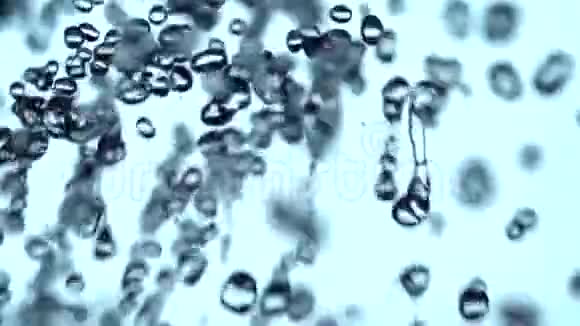 蓝水滴在白色背景下喷涌而出视频的预览图