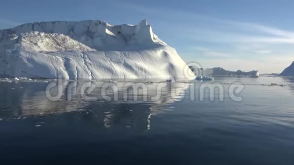 格陵兰海的冰山和冰川视频的预览图