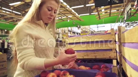 小女孩选择红苹果超市股票视频视频的预览图