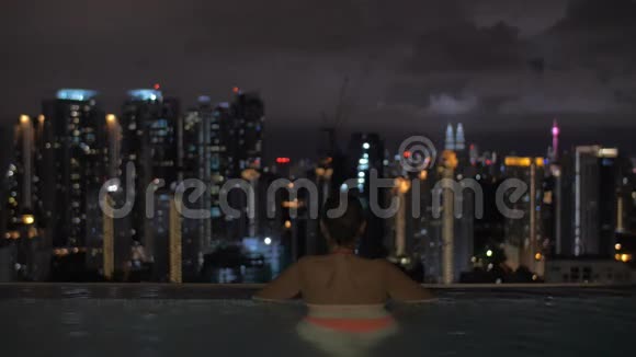 马来西亚屋顶泳池看吉隆坡夜晚的情侣视频的预览图