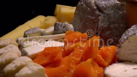一块法国奶酪放在黑桌上视频的预览图