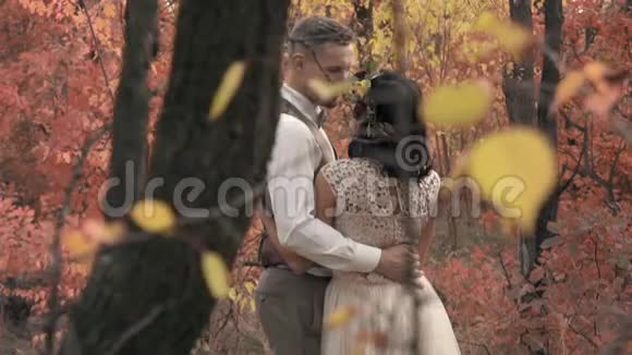 秋天公园一男一女爱情故事的慢镜头拍摄视频的预览图