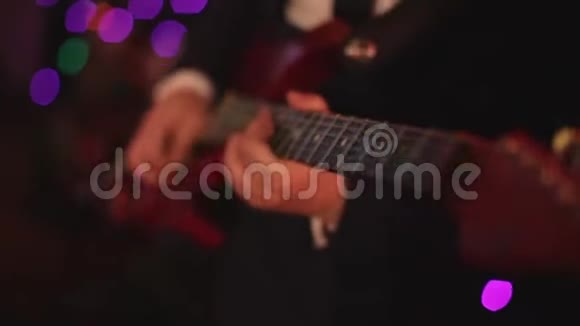 电吉他库存灰黑色吉他音乐家演奏摇滚乐摇滚风格的充满活力的游戏黑色背景视频的预览图