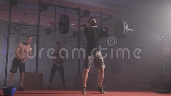 职业运动员用重量举起杆子并握住它视频的预览图