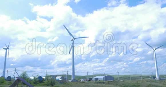 近海风车农场Westermeerwind公园电力生产用风车美丽的日落之上视频的预览图