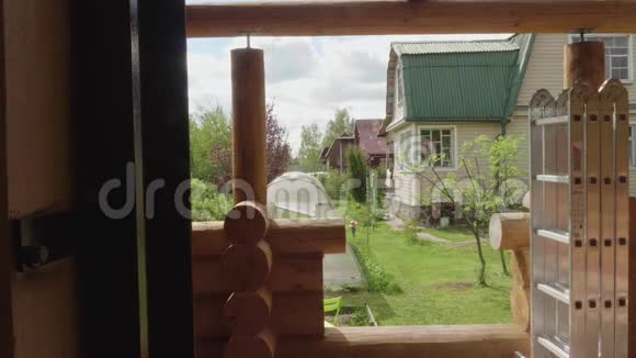 从未完工的木制建筑看乡村房屋视频的预览图