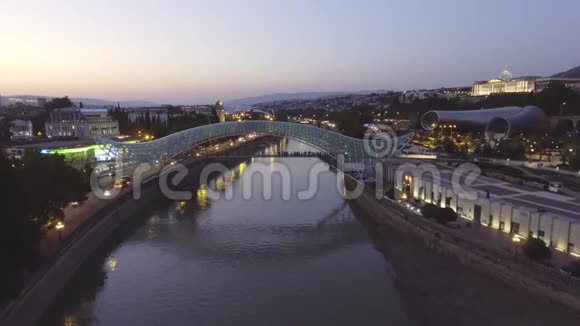 空中俯瞰和平之夜的桥梁第比利斯格鲁吉亚视频的预览图