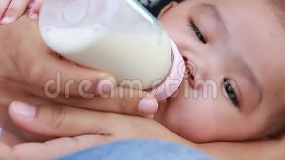 婴儿喝牛奶视频的预览图