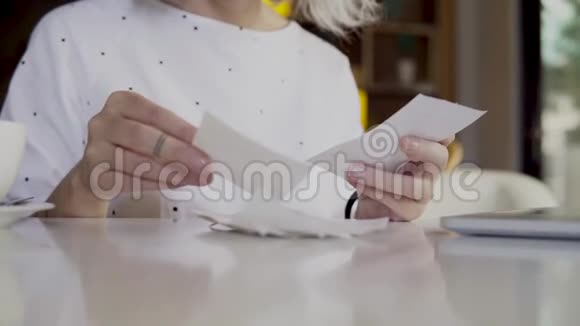 女人用笔记本电脑检查账单视频的预览图
