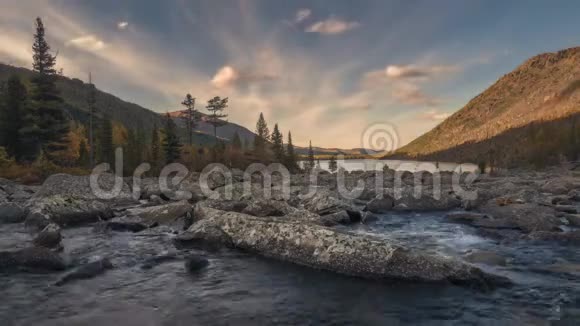 在一个晴朗的秋日西伯利亚山脉和河流在山谷之间流动着急流视频的预览图