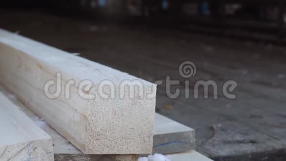 锯木厂仓库木板堆上的木条视频的预览图