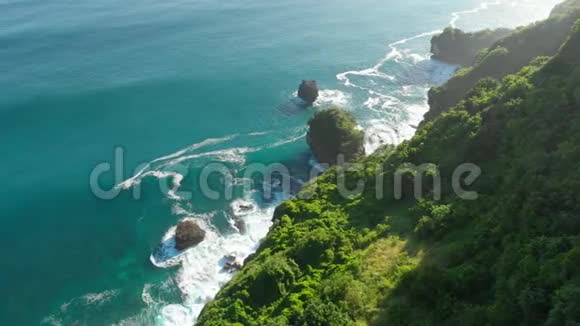 巴厘岛有悬崖岩石和海洋的野生自然空中景观视频的预览图