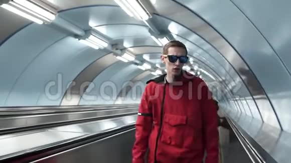 穿着红色夹克和太阳镜的年轻人站在旅行家上咆哮视频的预览图